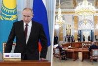 Oslavenec Putin dostal traktor a vytasil vlastní summit. Z Prahy za ním přispěchali dva lídři