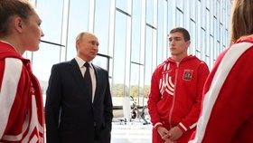 Vladimir Putin v Moskvě: Pózoval se sportovci při otevření nového centra pro bojový systém samo (10.9.2022)