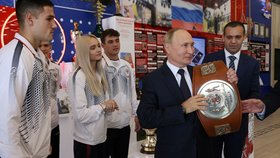 Vladimir Putin v Moskvě: Pózoval se sportovci při otevření nového centra pro bojový systém samo (10.9.2022)