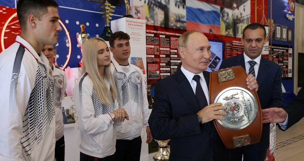 Putin čelí při protiútoku Ukrajiny nebývalé kritice podporovatelů. Během blamáže otevíral ruské kolo