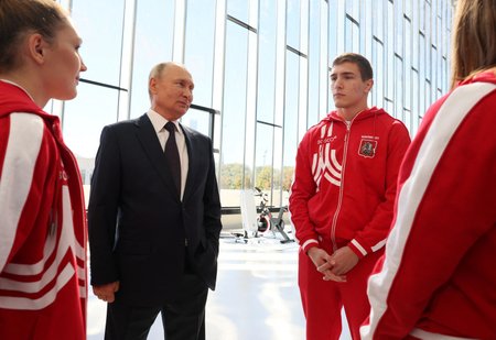 Vladimir Putin v Moskvě: Pózoval se sportovci při otevření nového centra pro bojový systém samo (10.9.2022)