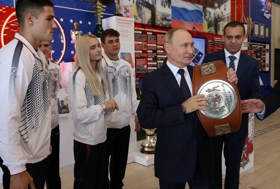 Vladimir Putin v Moskvě: Pózoval se sportovci při otevření nového centra pro bojový systém samo (10.9.2022)