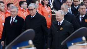 Ruský prezident Putin na Rudém náměstí během přehlídky: S prezidenty Kazachstánu Tokajevem a Uzbekistánu Mirzijojevem (9.5.2023)