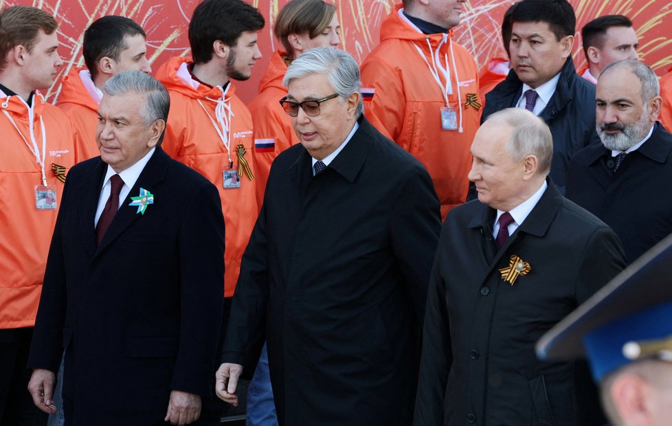 Ruský prezident Putin na Rudém náměstí během přehlídky: S prezidenty Kazachstánu Tokajevem a Uzbekistánu Mirzijojevem (9. 5. 2023)