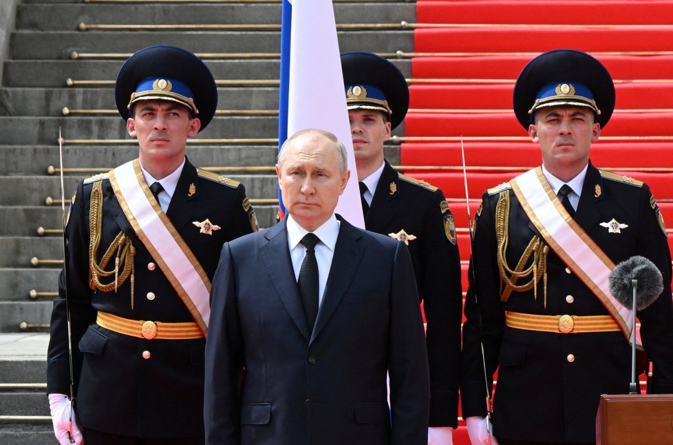 Vladimir Putin vzdává čest ozbrojeným silám, které prosazovaly pořádek během nedávné vzpoury (27. 6. 2023).