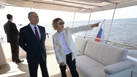 Putin na lodi nedaleko Petrohradu (červen 2023)
