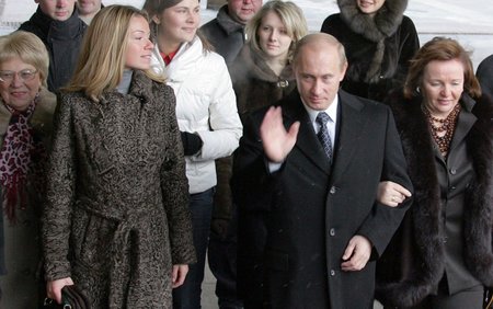 Ruský prezident Putin ještě s bývalou manželkou Ljudmilou a dcerou Marijou