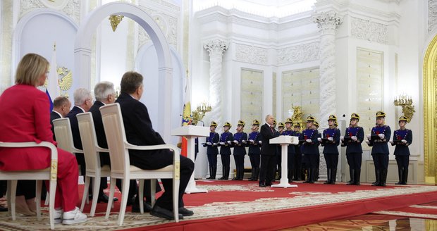 Dvojník, nebo paranoia? Putin sklidil posměch za odstup od publika: „Malý muž bojící se vlastních lidí“