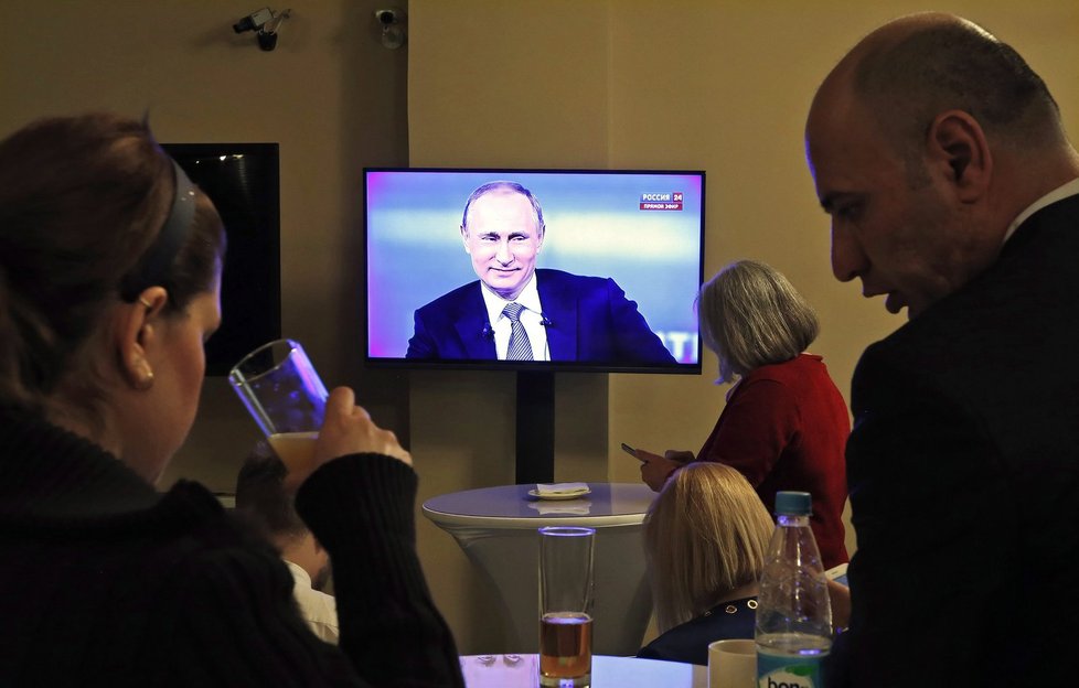 Putin odpovídal na otázky občanů: Euro byla chyba, Obama je slušný člověk.