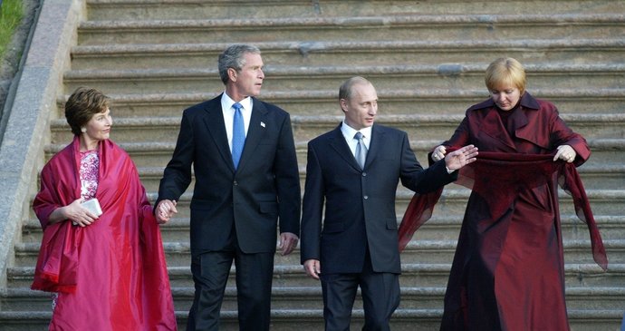Vladimir Putin ještě s manželkou Ljdumilou a někdejším prezidentem USA Bushem: Bushe i manželku již odnesl čas