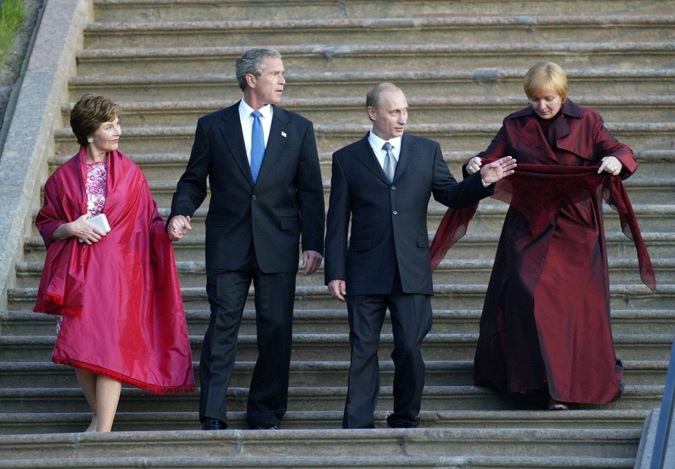 Vladimir Putin s exmanželkou Ljdumilou a někdejším prezidentem USA Bushem