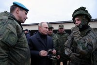 Putin na inspekci mezi rekruty: Navštívil výcvikové středisko pro mobilizované vojáky