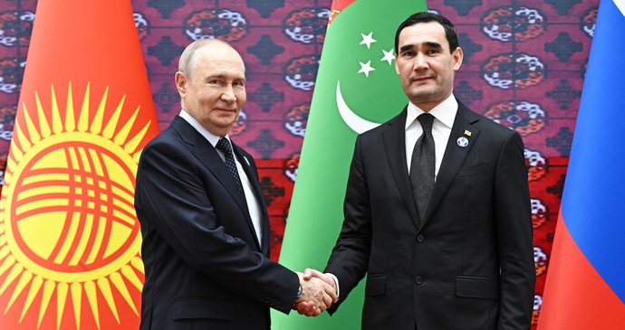 Ruský prezident Putin zavítal do Turkmenistánu (9.10.2026).