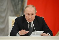 Putin vyzval ke zvýšení důchodů o 10 procent. A Moskva nabízí ruské pasy lidem z jihu Ukrajiny