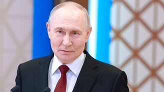 Moskva září, Moskva hoří. Rusové vidí svojí zemi v plamenech a bez benzínu Moskva září, Moskva hoří. Rusové vidí svojí zemi v plamenech a bez benzínu