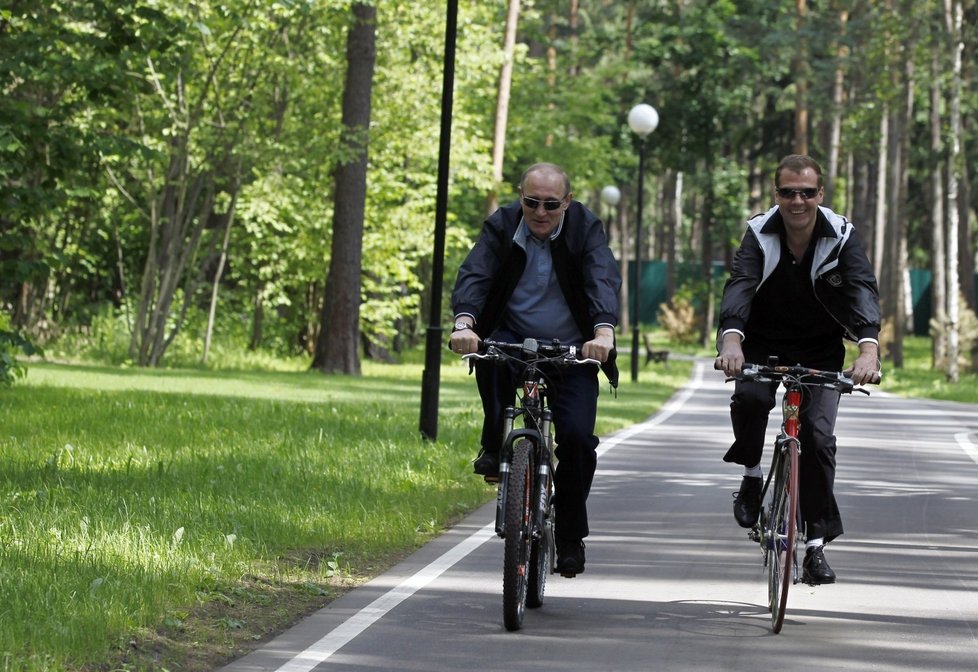 Putin a Medveděv: Vyjížďka na kolech