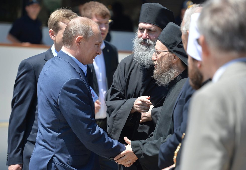 Ruský prezident při návštěvě Řecka zavítal na svatou horu Athos.