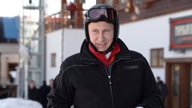 Prověrka lyžarského areálu Laura a posezení u svařeného vína vykouzlilo Putinovi úsměv na tváři