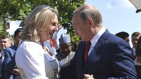 Když Putin tančí: Ruský prezident přijel na svatbu rakouské ministryni zahraničí