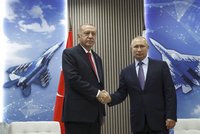 Putin a Erdogan obdivovali nové ruské dopravní letadlo. A jednali o zbraních i Sýrii