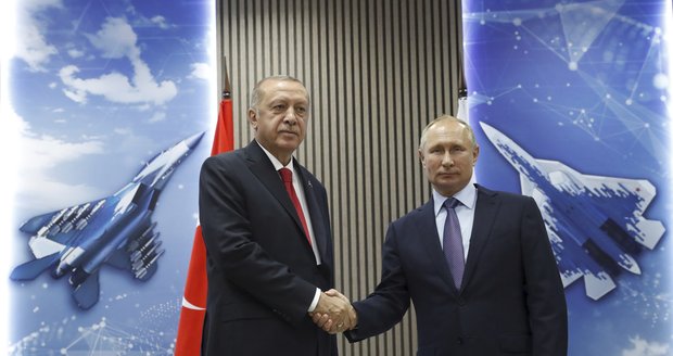 Putin a Erdogan obdivovali nové ruské dopravní letadlo. A jednali o zbraních i Sýrii