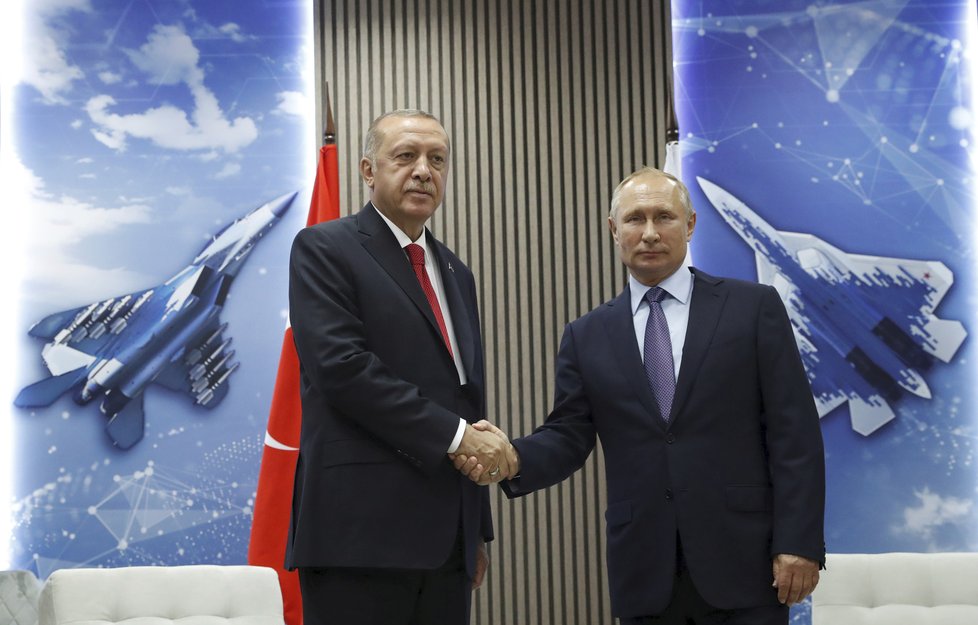 Vladimir Putin přivítal v Moskvě tureckého prezidenta Erdogana, jednali mj. o Sýrii, stíhačkách i zbraních.
