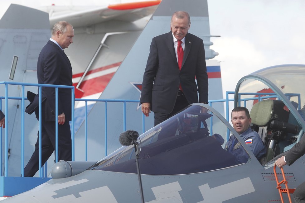 Vladimir Putin přivítal v Moskvě tureckého prezidenta Erdogana, jednali mj. o Sýrii, stíhačkách i zbraních.