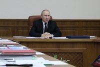 Rusové na bitevním poli ztrácí, Kreml rozjel naplno propagandu. Putina vykresluje jako silného vůdce