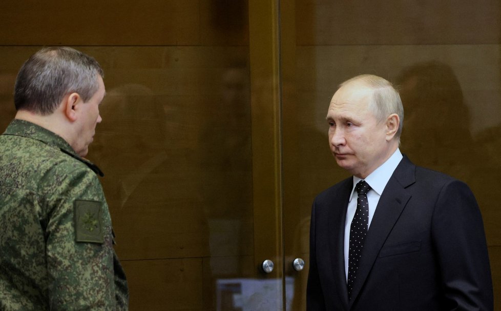 Ruský prezident Vladimir Putin byl podle svého mluvčího zkontrolovat velitelství ruských sil, které řídí boje na Ukrajině. (17. 12. 2022)