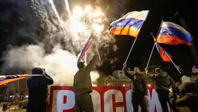 Rozhodnutí Putina o uznání Doněcké lidové republiky: Oslava proruských aktivistů v ulicích Doněcku (21.2.2022)