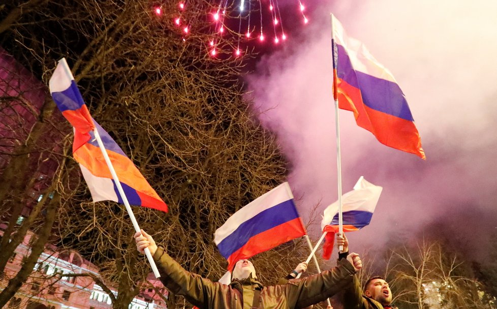Rozhodnutí Putina o uznání Doněcké lidové republiky: Oslava proruských aktivistů v ulicích Doněcku (21. 2. 2022)