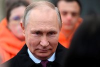 Stahuje se Putin do pozadí? O Chersonu mlčí, raději šel v Moskvě sledovat operaci mozku 