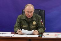 Putin v maskáčích vyrazil na ruské velitelství: Řešil obklíčení Pokrovsku i test nové střely