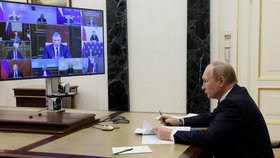 Ruský prezident Vladimir Putin se s členy vlády spojil skrze videohovor