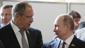 Ruský prezident Vladimir Putin a ministr zahraničí Sergej Lavrov