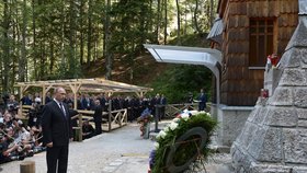 Putin zahájil návštěvu uctěním památky tří stovek ruských zajatců z první světové války, které před sto lety zavalila lavina.