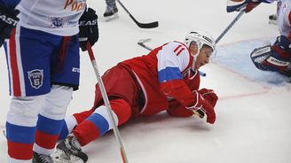 Putin si opět hrál na hokejistu, proměnil se ve stroj na skórování. Ale také spadl, když mával divákům