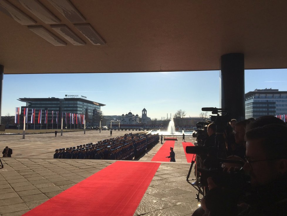 V Srbsku na Putina čekalo královské uvítání, včetně vojenské přehlídky a červeného koberce, (Bělehrad, 17.01.2019).