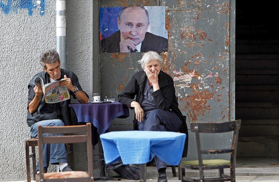 V Srbsku je nyní Rusko považováno za velkého přítele hlavně kvůli otázce Kosova, na snímku postarší pár z kosovské Mitrovice.
