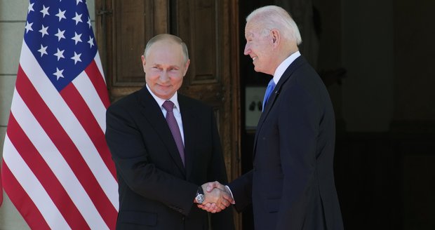 Putin a Biden se poprvé sešli: Obří manévry, bitka novinářů. A konec diplomatické války?