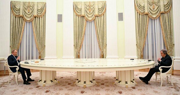 Šéf OSN zasedl s Putinem k dlouhému stolu. Notovali si o evakuaci civilistů z Mariupolu