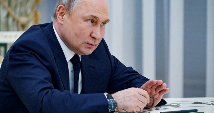 ONLINE: Putin se zúčastní jednání mocných v Indonésii. A Rusko dá miliardy na letadla