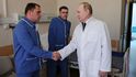 Ruský prezident Vladimir Putin navštívil v nemocnici raněné ruské vojáky, stále se však spekuluje o jeho vlastním zdraví.