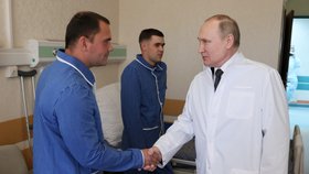 Ruský prezident Vladimir Putin navštívil v nemocnici raněné ruské vojáky