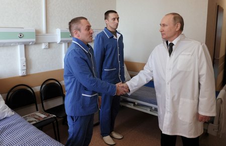 Ruský prezident Vladimir Putin navštívil v nemocnici raněné ruské vojáky (25. 5. 2022).