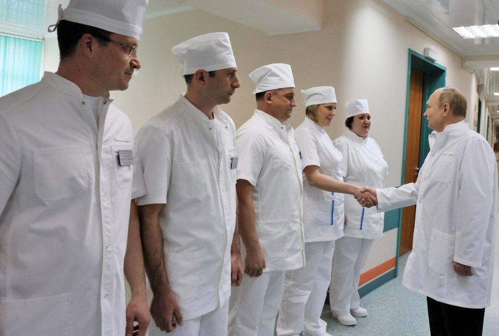 Ruský prezident Vladimir Putin navštívil v nemocnici raněné ruské vojáky (25.5.2022)