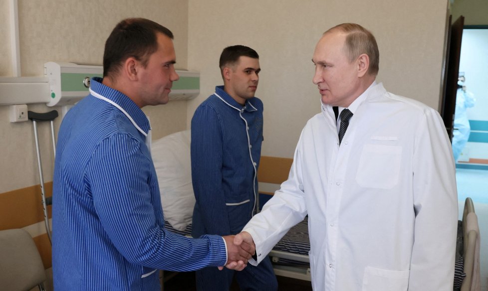 Ruský prezident Vladimir Putin navštívil v nemocnici raněné ruské vojáky. (25. 5. 2022)