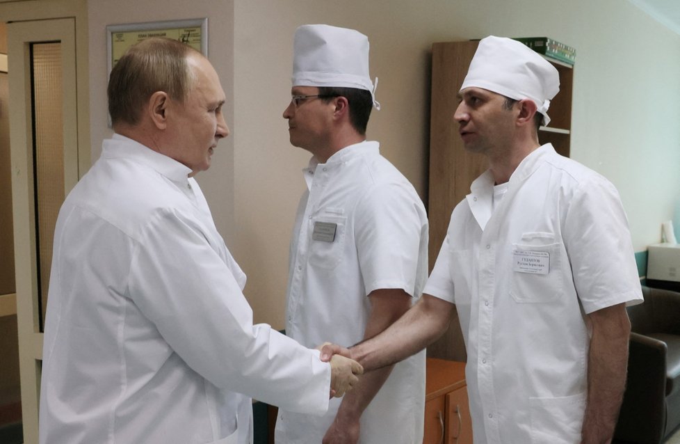 Ruský prezident Vladimir Putin navštívil v nemocnici raněné ruské vojáky (25.5.2022)