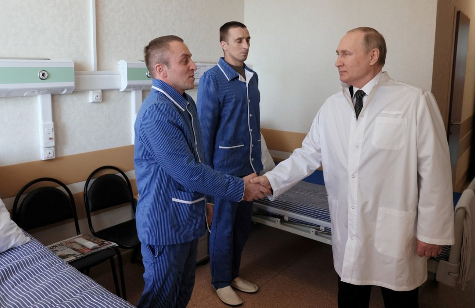 Ruský prezident Vladimir Putin navštívil v nemocnici raněné ruské vojáky (25.5.2022).