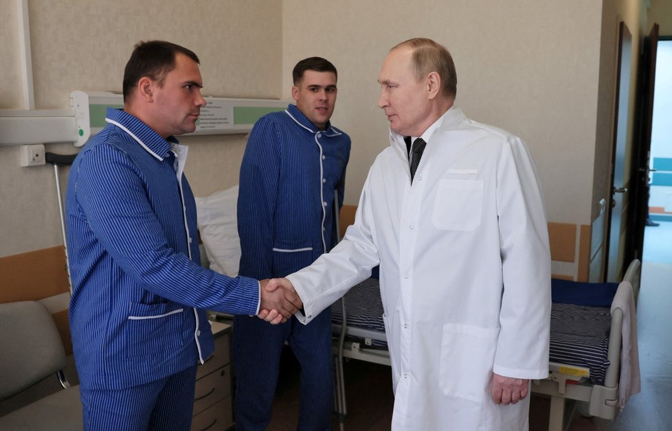 Ruský prezident Vladimir Putin navštívil v nemocnici raněné ruské vojáky. (25. 5. 2022)